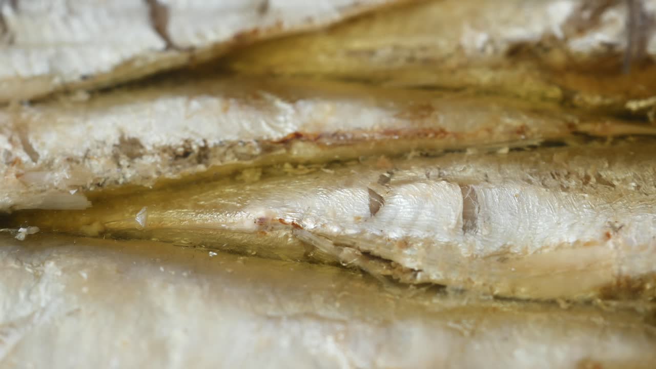 기름 에 담긴 사르디네