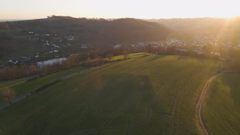 Goldenes-Stundenlicht,-Das-Felder-Und-Ein-Kleines-Deutsches-Dorf-In-Einem-Tal-Beleuchtet