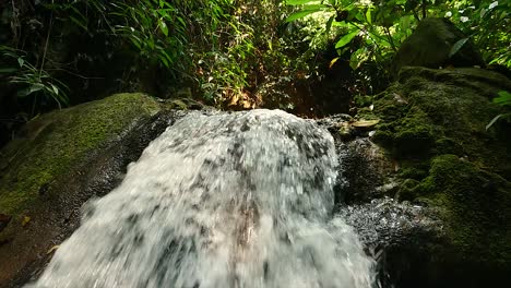 Ein-Kleiner-Wasserfall-Im-Khao-Laem-Nationalpark-Sammelt-Genug-Wasser,-Um-Ein-Kleines-Becken-Zu-Schaffen,-In-Das-Vögel-Und-Tiere-Morgens-Und-Vor-Dunkelheit-Kommen,-Um-Wasser-Zu-Trinken