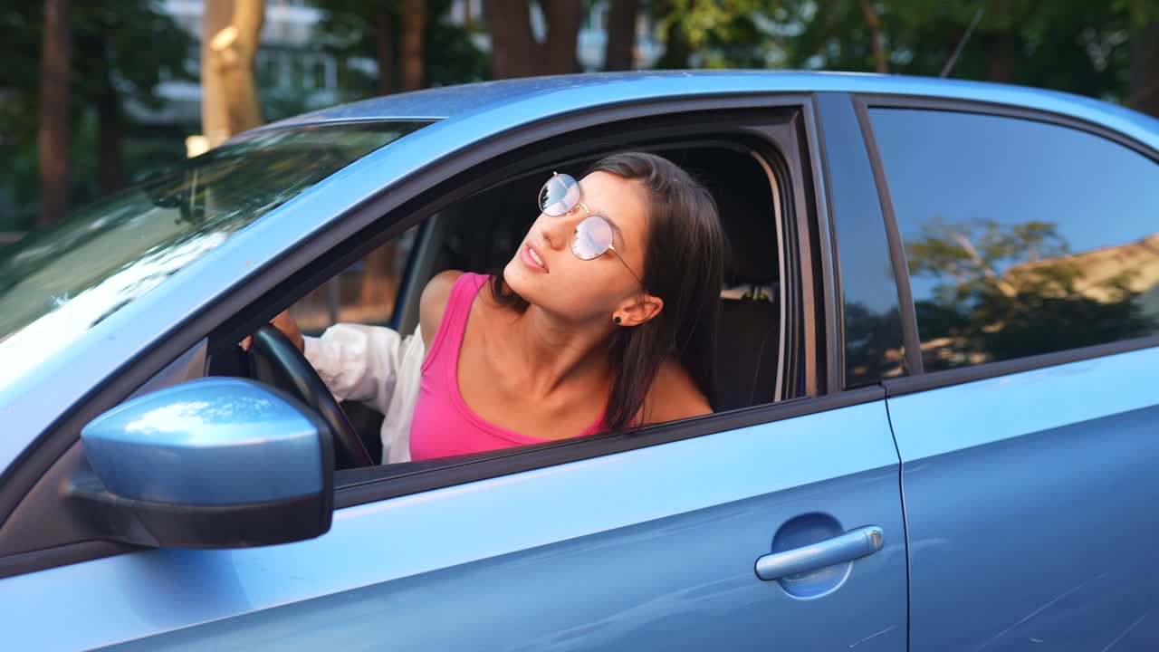 mujer conduciendo un coche azul
