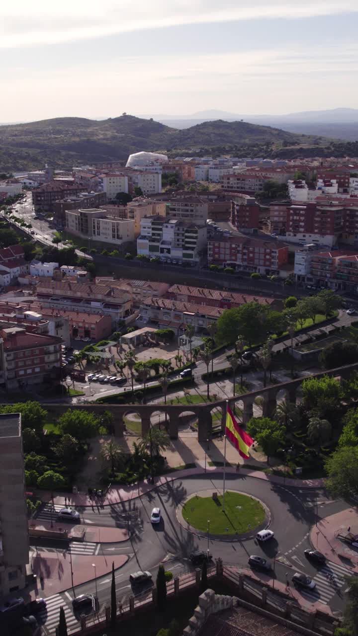 Acercándose a los arcos del acueducto renacentista de Plasencia, vista aérea vertical.