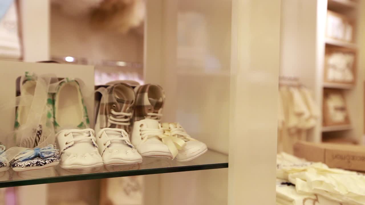 슬라이더로 옷을 구입하는 상점의 젊은 남자