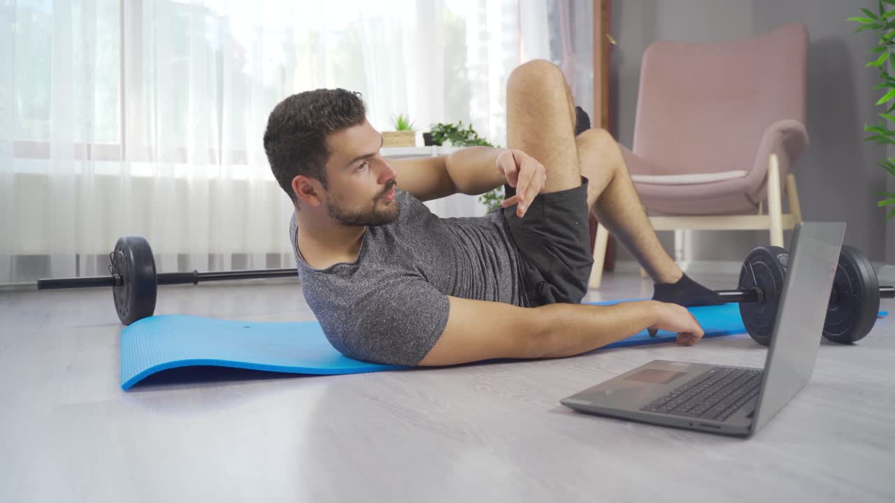 servicio de educación en línea. un entrenador profesional imparte clases de ejercicios.