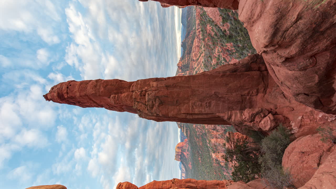 - el pináculo vertical de la famosa roca de la catedral en sedona, arizona