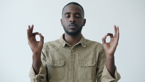 hombre meditando