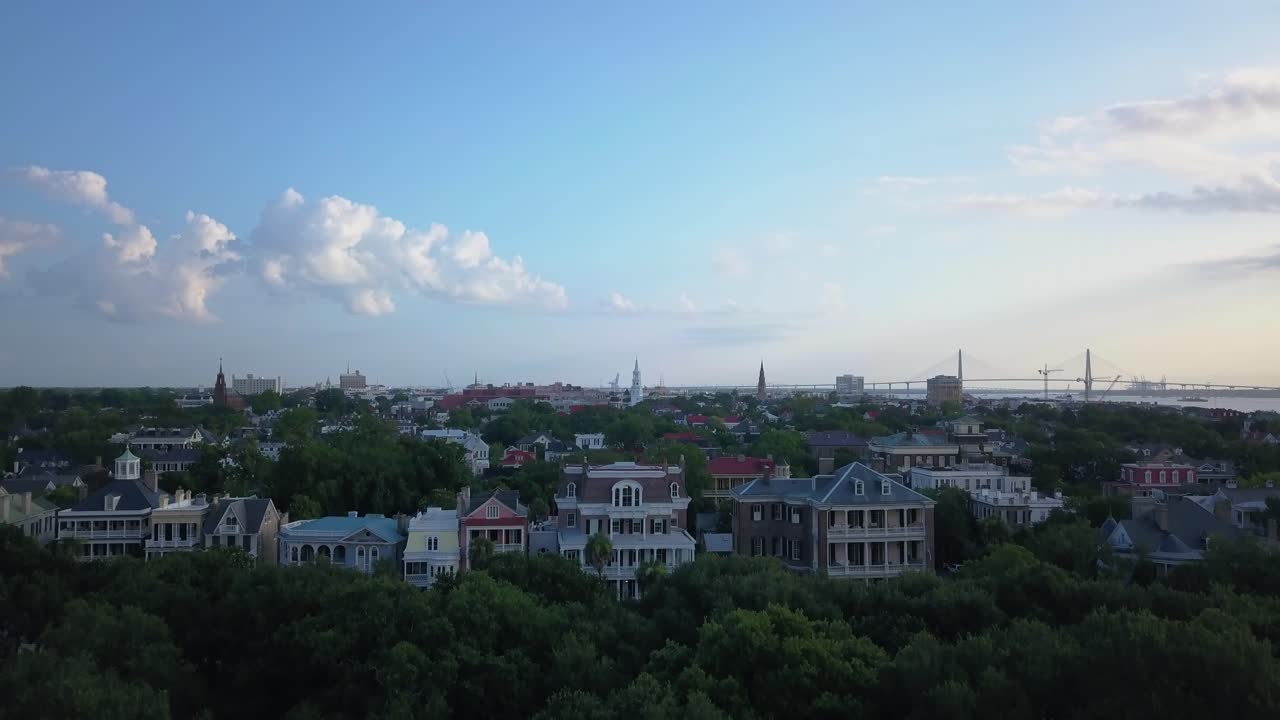 역사적인 찰스턴, sc에서 황금 아침의 떠오르는 드론 보기