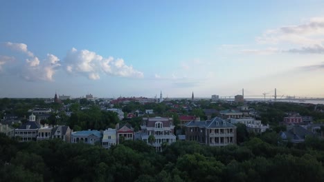 Vista-De-Dron-Ascendente-De-Una-Mañana-Dorada-En-El-Histórico-Charleston,-Sc