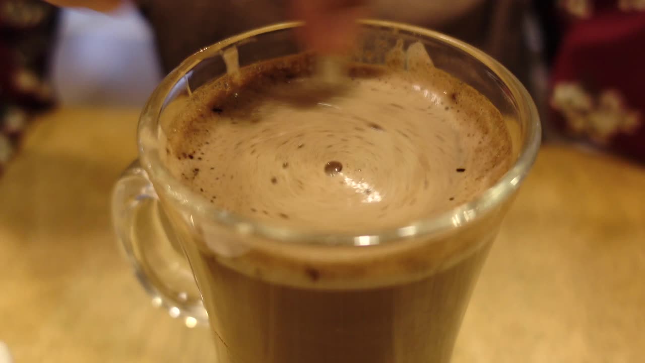 Mescolando cioccolata calda