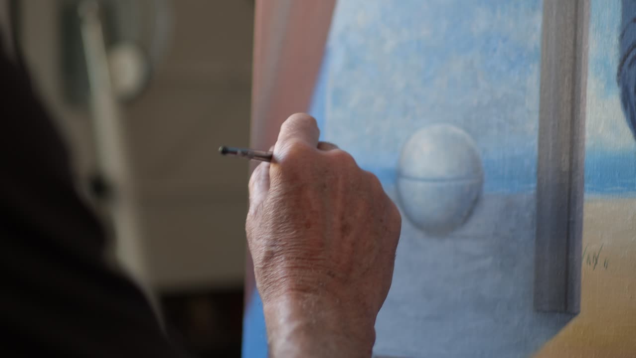 Un ritrattista uomo, che dipinge una tela