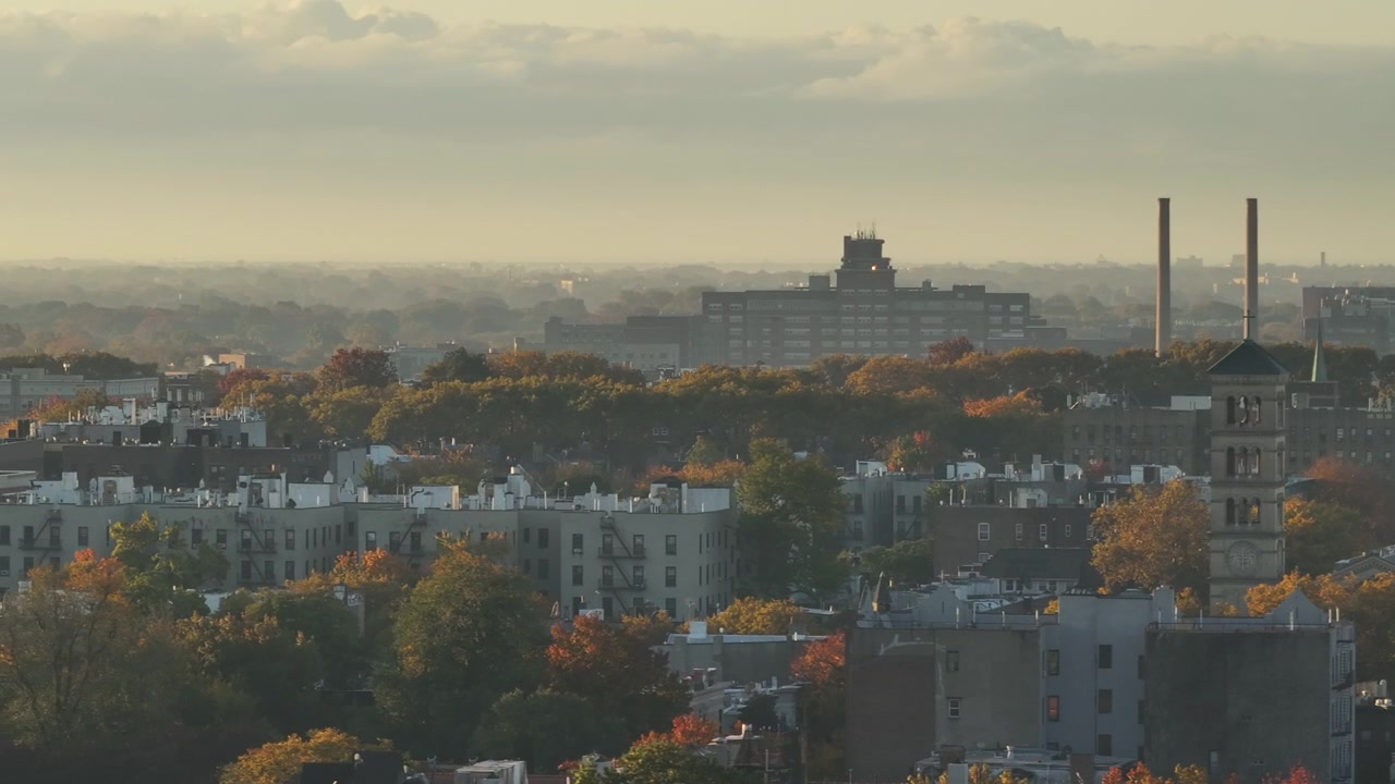 Ilmakuva Brooklynista auringonnousun aikaan. Kuvattu syysaamuna New Yorkissa.