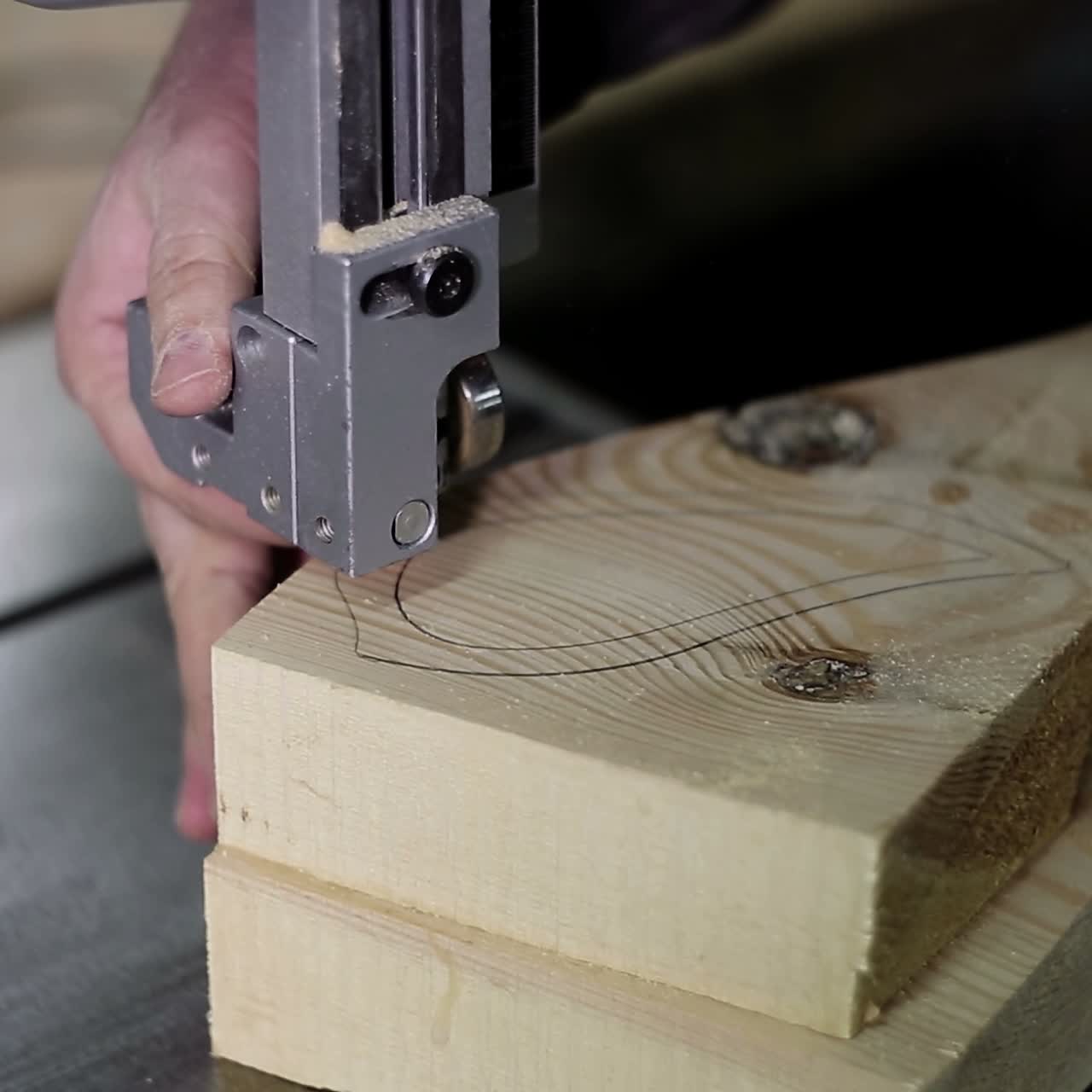 hombre usa una sierra eléctrica para cortar tablas de madera