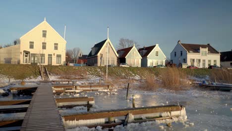 Winter-in-Durgerdam-with-frozen-pond-and-colourful-traditional-wooden-houses,-Durgerdam,-Amsterdam