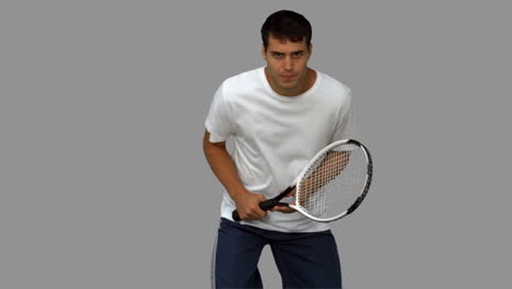 Hombre-Guapo-Entrenando-Mientras-Juega-Tenis-En-Pantalla-Gris