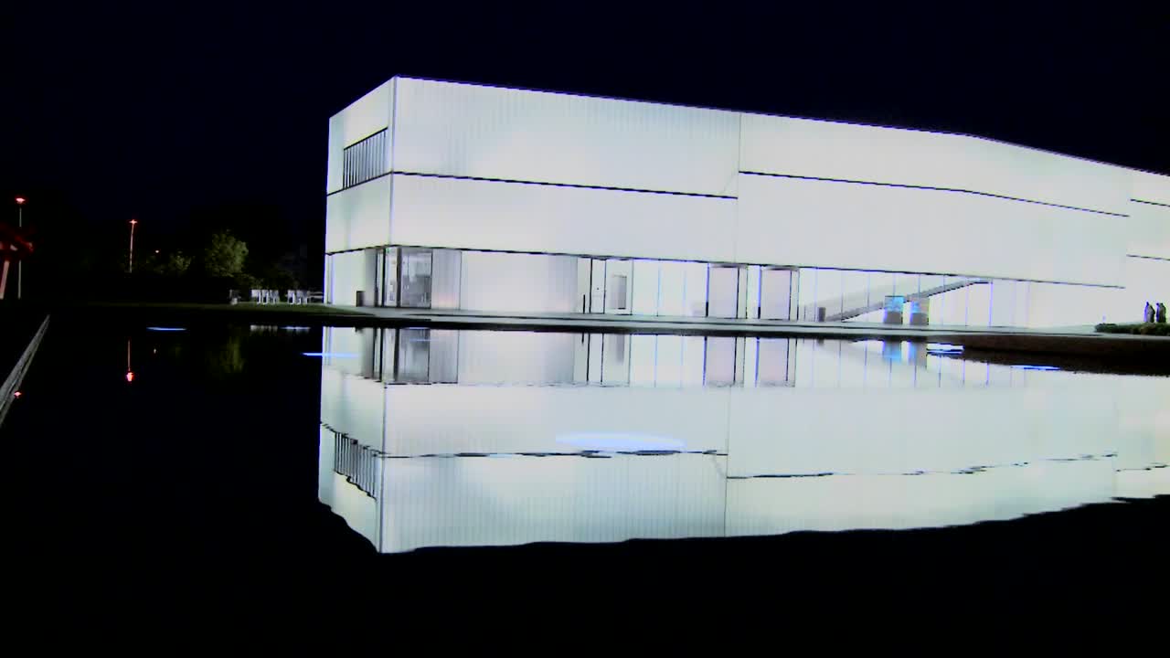 un edificio moderno está iluminado y brilla desde el interior 1