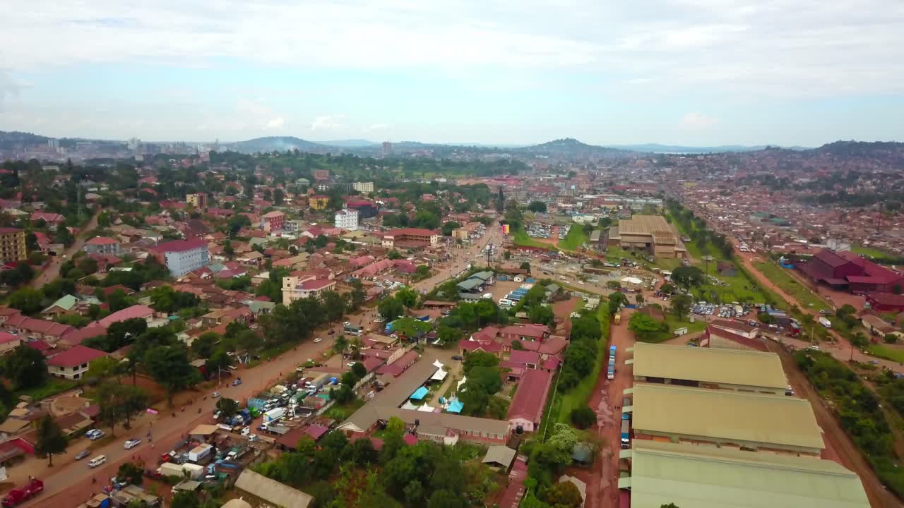 우간다  ⁇ 팔라 의 링 로드 근처 에 있는 도시 풍경 과 산업 비즈니스 파크 의 전망