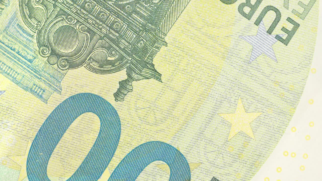 el dinero de la moneda europea está girando sobre la mesa, las denominaciones de un hunde