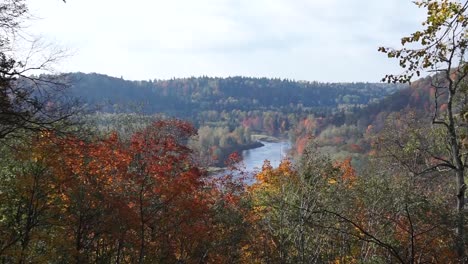 Vista-Sobre-El-Río-Durante-El-Otoño