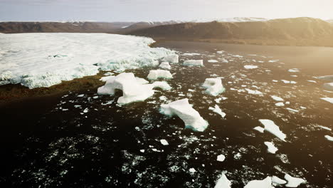 vista aérea de icebergs y glaciares en un paisaje montañoso