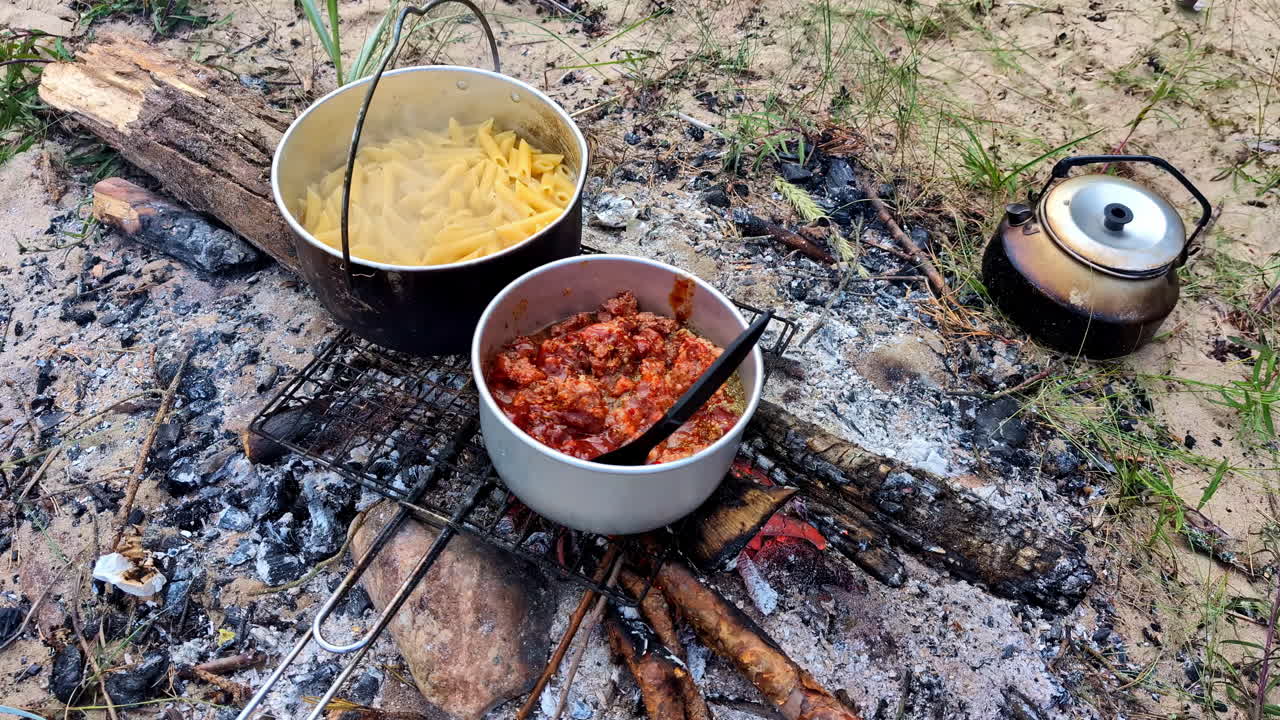 Keitä pasta- ja jauhelihakeittoa luonnossa selviytymisharjoituksena