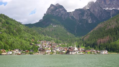 hermoso pueblo de allege junto al lago rodeado de montañas alpinas