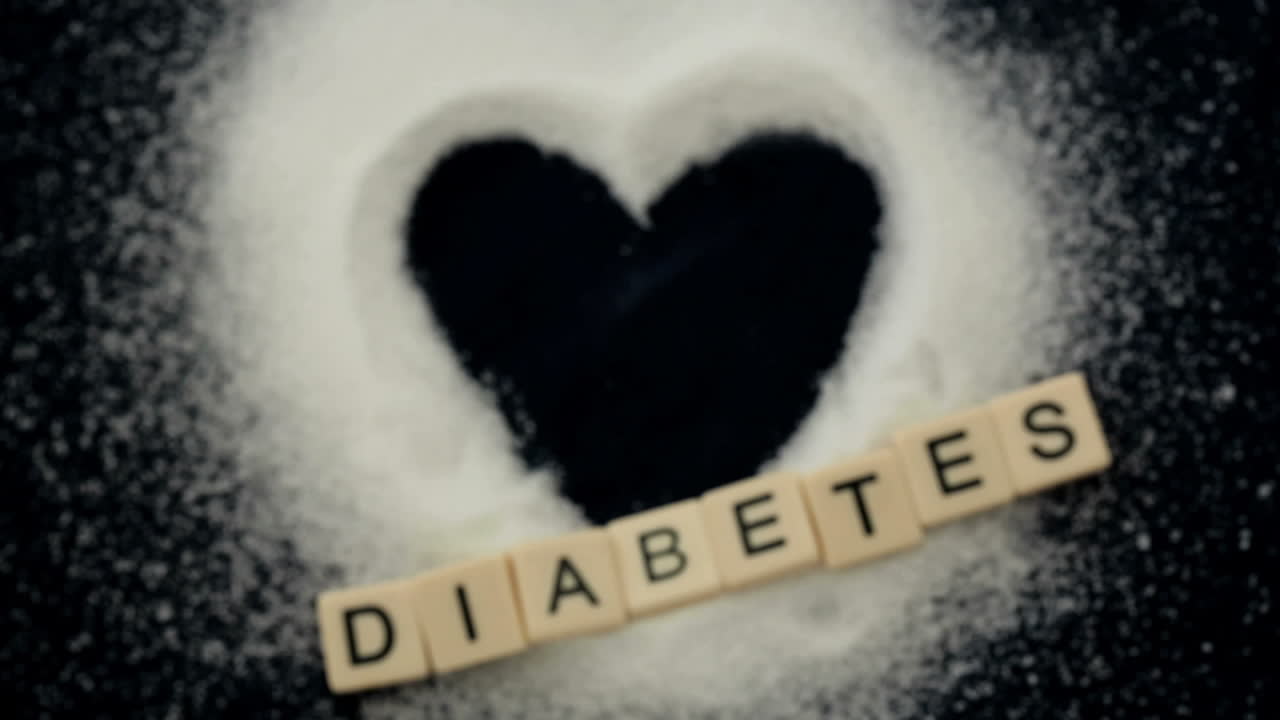 Fokus på et hjerte formet af sukker med en diabetesbesked og en sprøjte, der falder