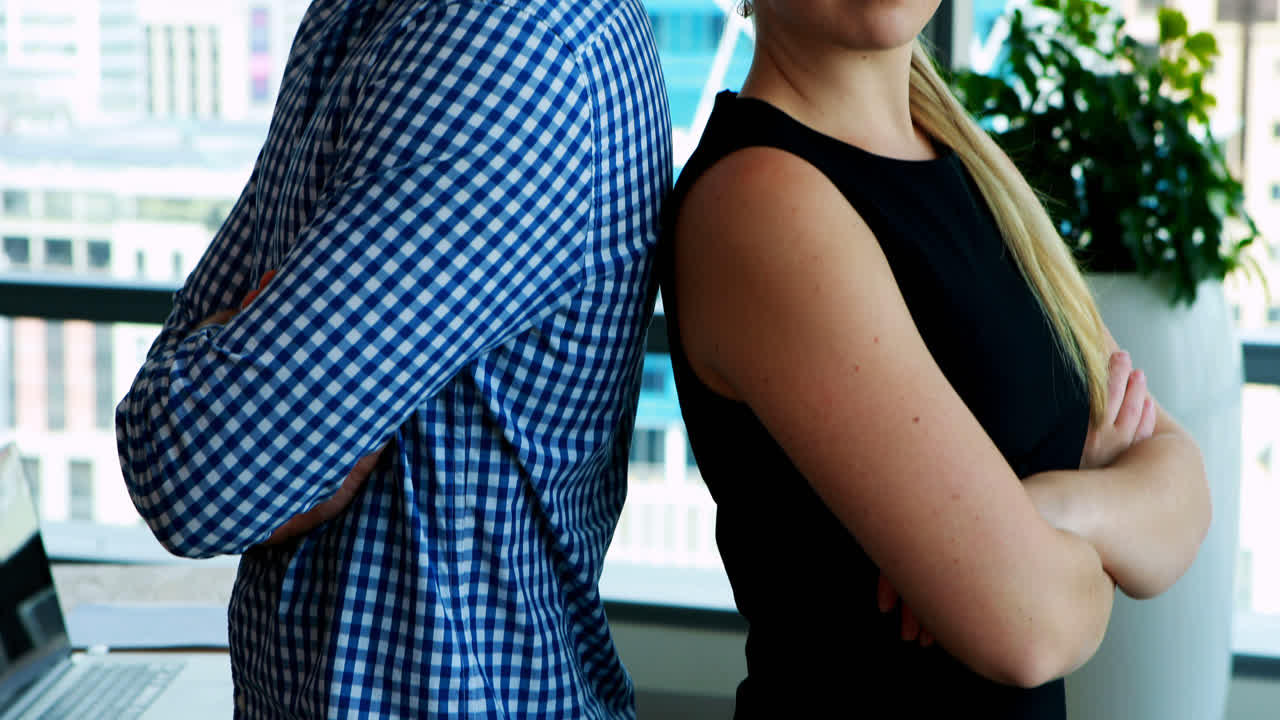 임원들이 사무실에서 뒷받침을 하고 있습니다.