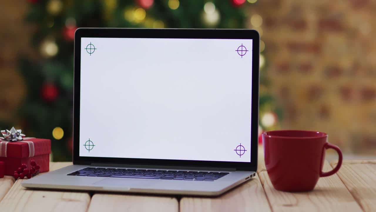 크리스마스 트리 위에 노트북과 함께 나무 테이블의 비디오