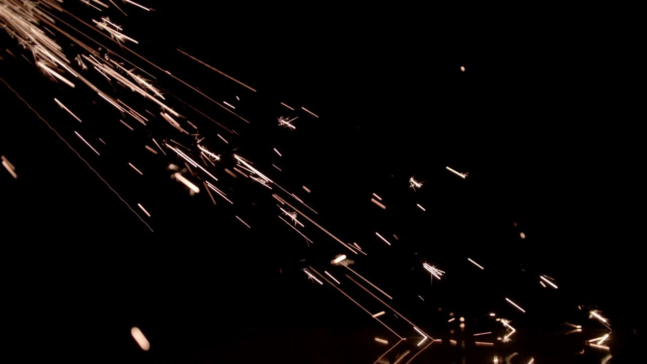 검은색 배경에 밝은 노란색 불꽃