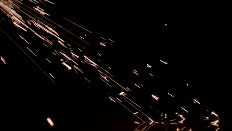 chispas amarillas brillantes sobre un fondo negro