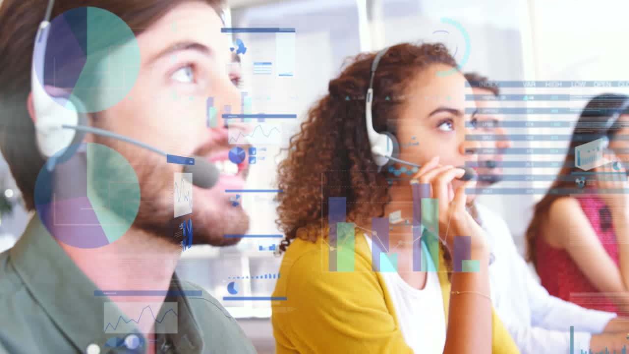 animación del procesamiento de datos sobre personas que usan auriculares telefónicos