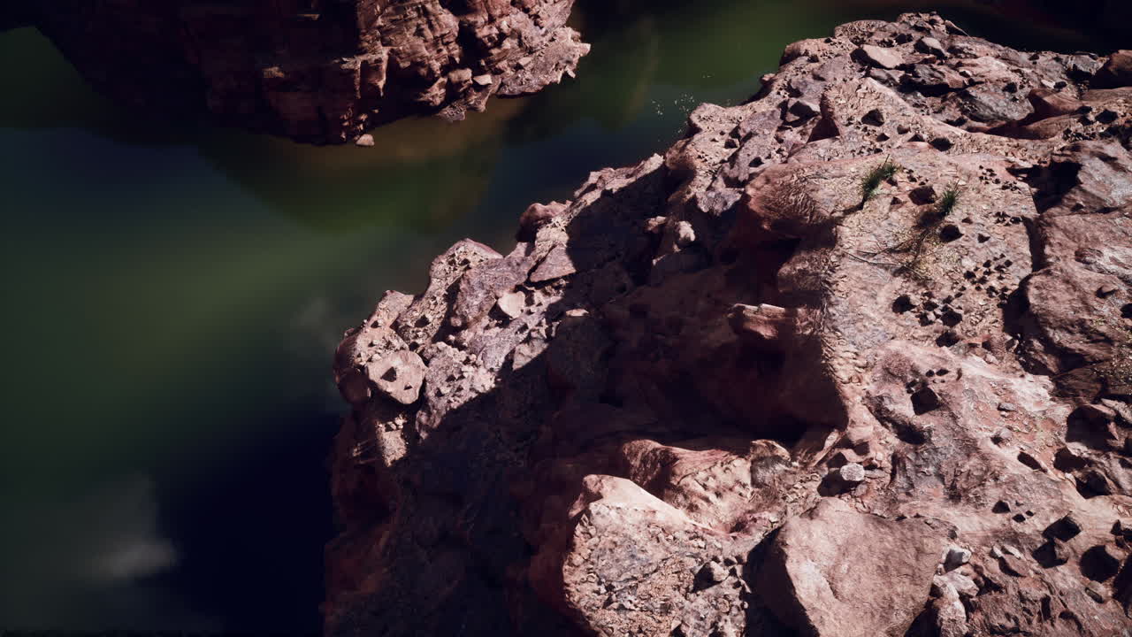 Vista aerea del fiume Colorado che serpeggia attraverso aspre formazioni rocciose