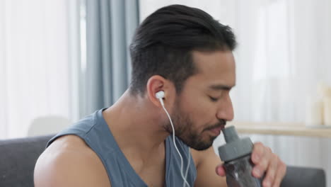 cansado, agotado y sediento hombre bebiendo agua