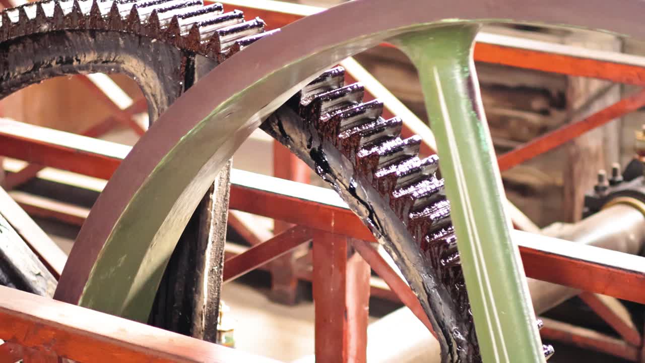 primer plano de un mecanismo de rueda de molino giratorio