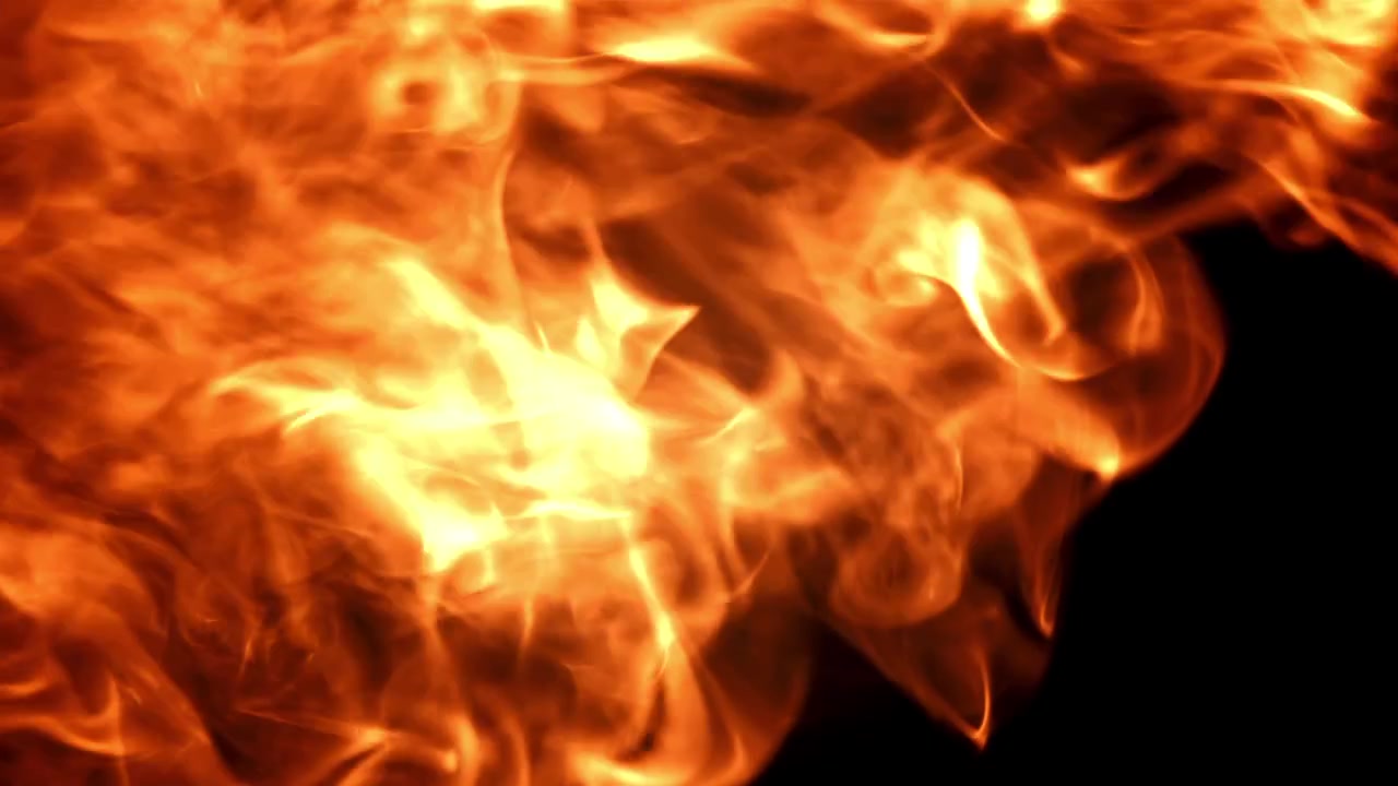 Dynamiske flammer og røg stiger op på sort baggrund