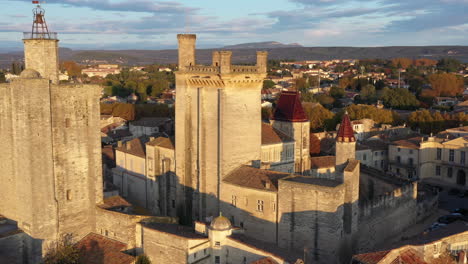 Uzes-Schloss-Frankreich-Luftaufnahme-Bei-Sonnenaufgang-Nahansicht-Altes-Römisches-„Castrum“