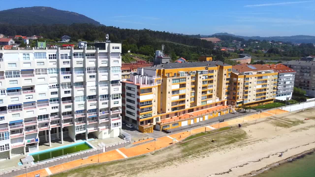vista aerea de los edificios de la playa de "la concha" en villagarcia de arousa