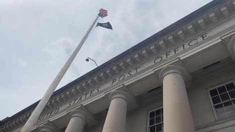 Oficina-De-Correos-De-Los-Estados-Unidos-En-Un-Día-Nublado,-Edificio-Del-Gobierno