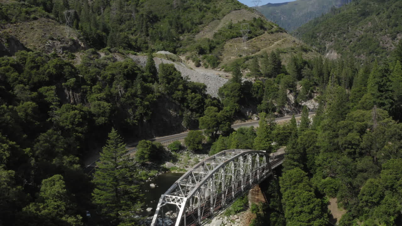 puente que conecta el bosque nacional plumas california antena