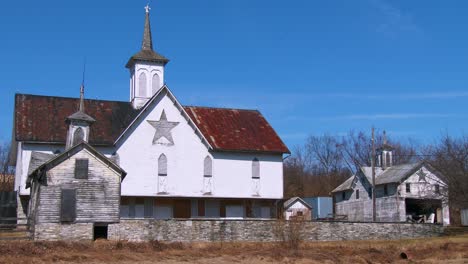 A-white-Amish-style-barn-in-rural-Pennsylvania-1