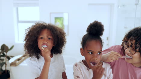 madre, los niños y el cepillado de dientes para la odontología