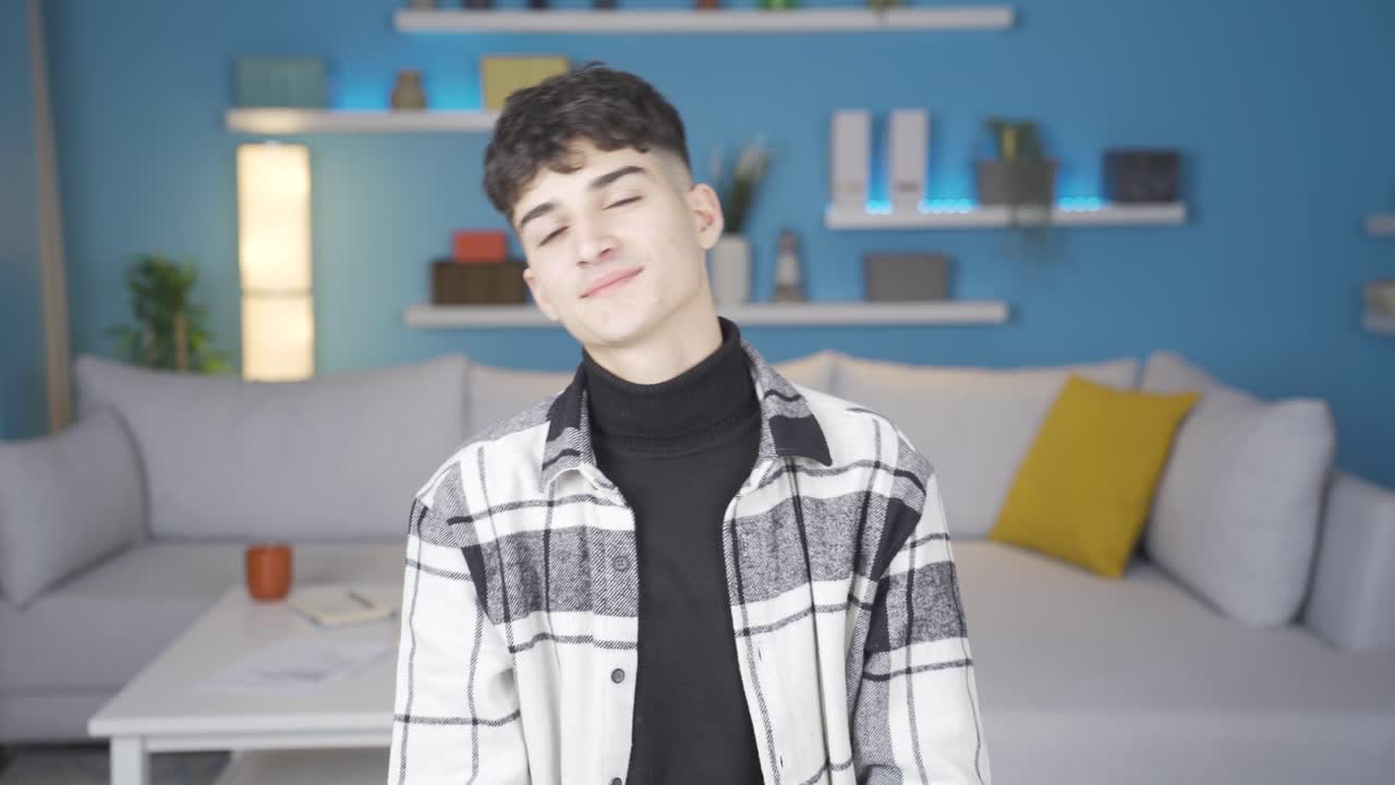 행복한 사랑에 빠진 젊은이가 카메라를 쳐다보며 심장을 짓는다.