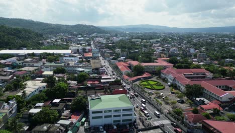 Impresionante-Plataforma-Rodante-Aérea-De-Calles-Y-Edificios-Llenos-De-Gente-En-Una-Ciudad-Filipina-Local