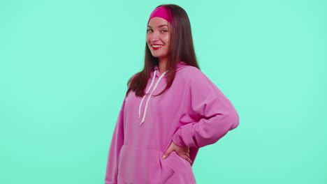 chica adolescente elegante mostrando el gesto de invitación con las manos, pedir para unirse, haciendo señas para venir, bienvenido