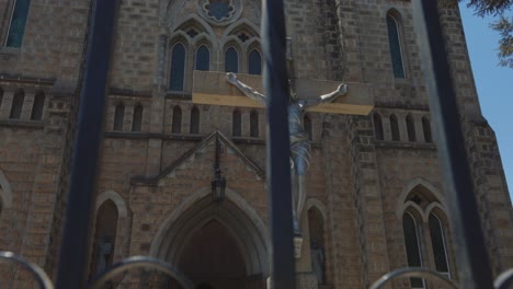 fotografía deslizante de jesucristo en una cruz frente a la catedral