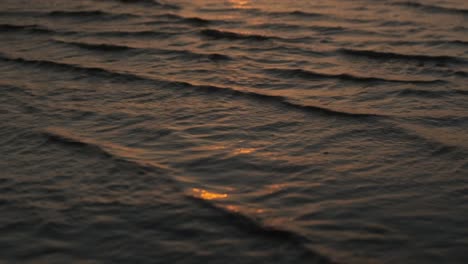 Pequeñas-Ondas-Que-Reflejan-La-Luz-Del-Atardecer