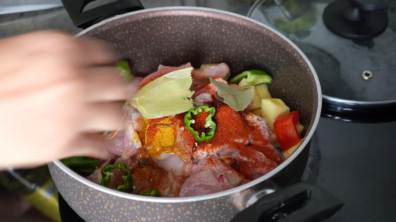 preparación de curry de pollo