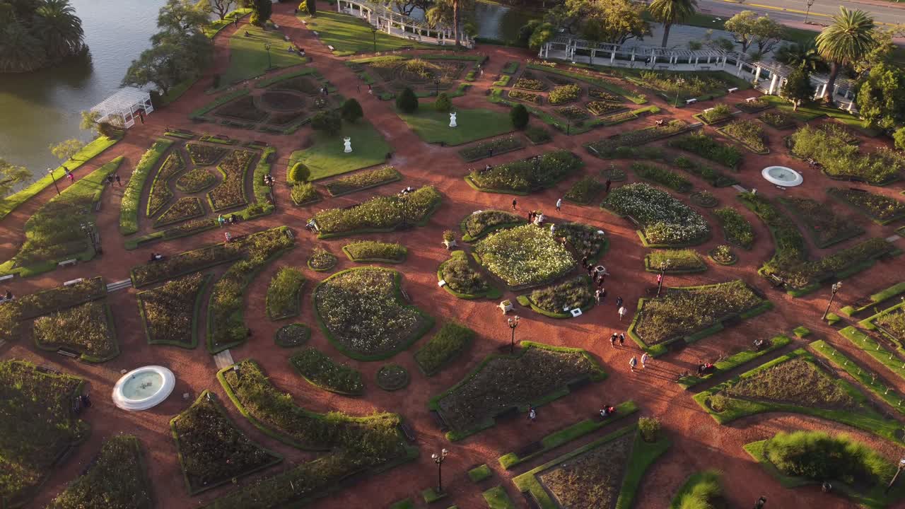 Vista aérea orbital do Parque Rosedal de Palermo ao pôr do sol