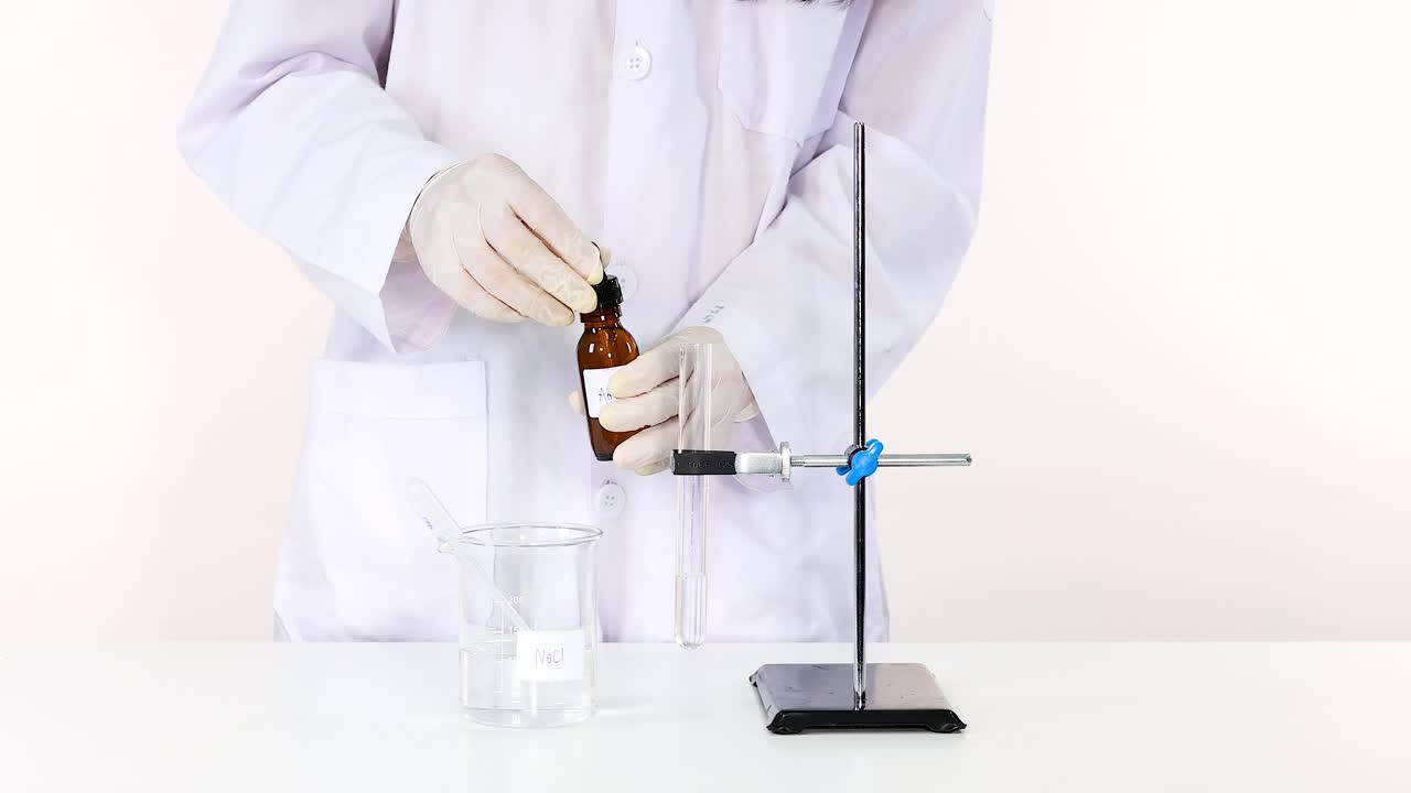 demostración de la reacción química con solución de nitrato de plata