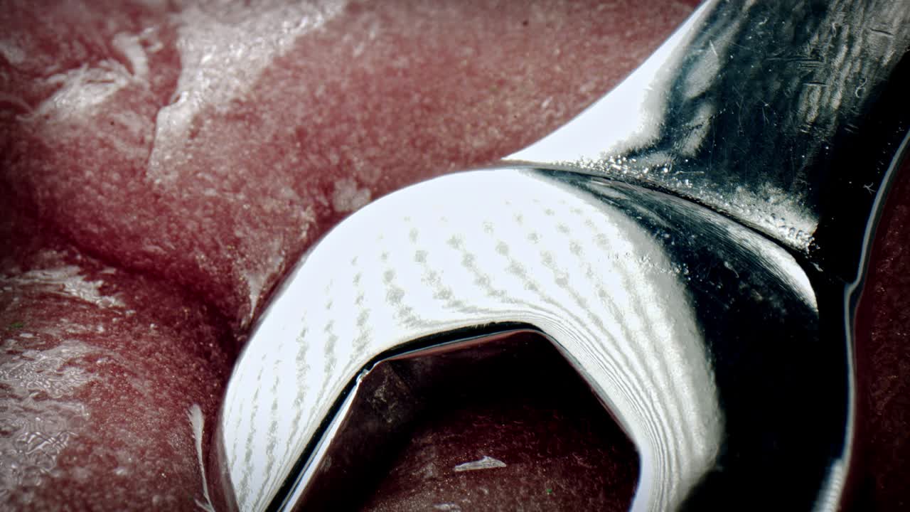 4k de primer plano de la herramienta de excavación en el juguete de putty slime