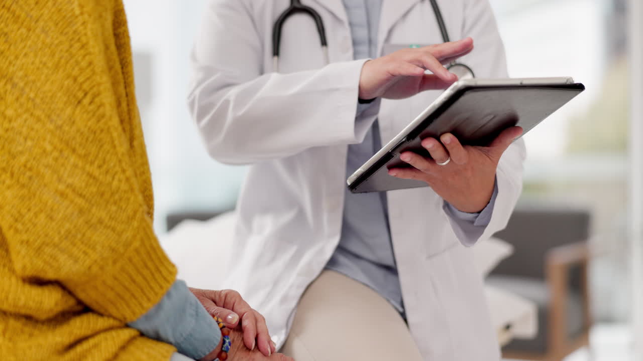 tabletas o el médico con las manos del paciente